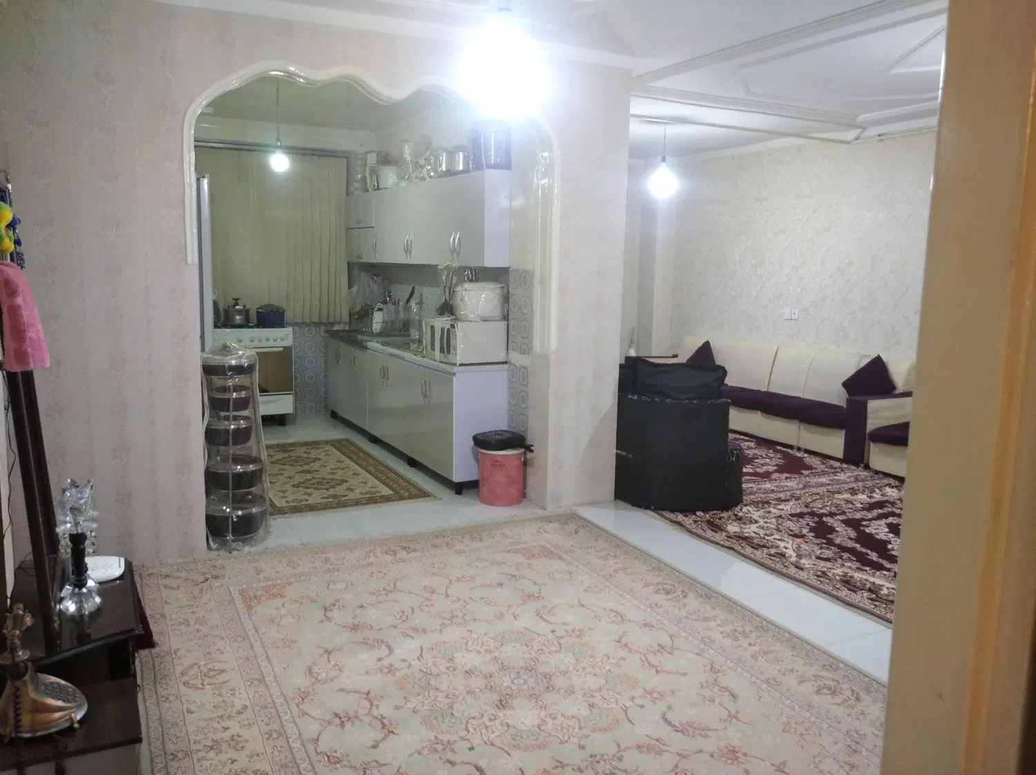 یک باب منزل مسکونی دونیم طبقه در مرکز شهر