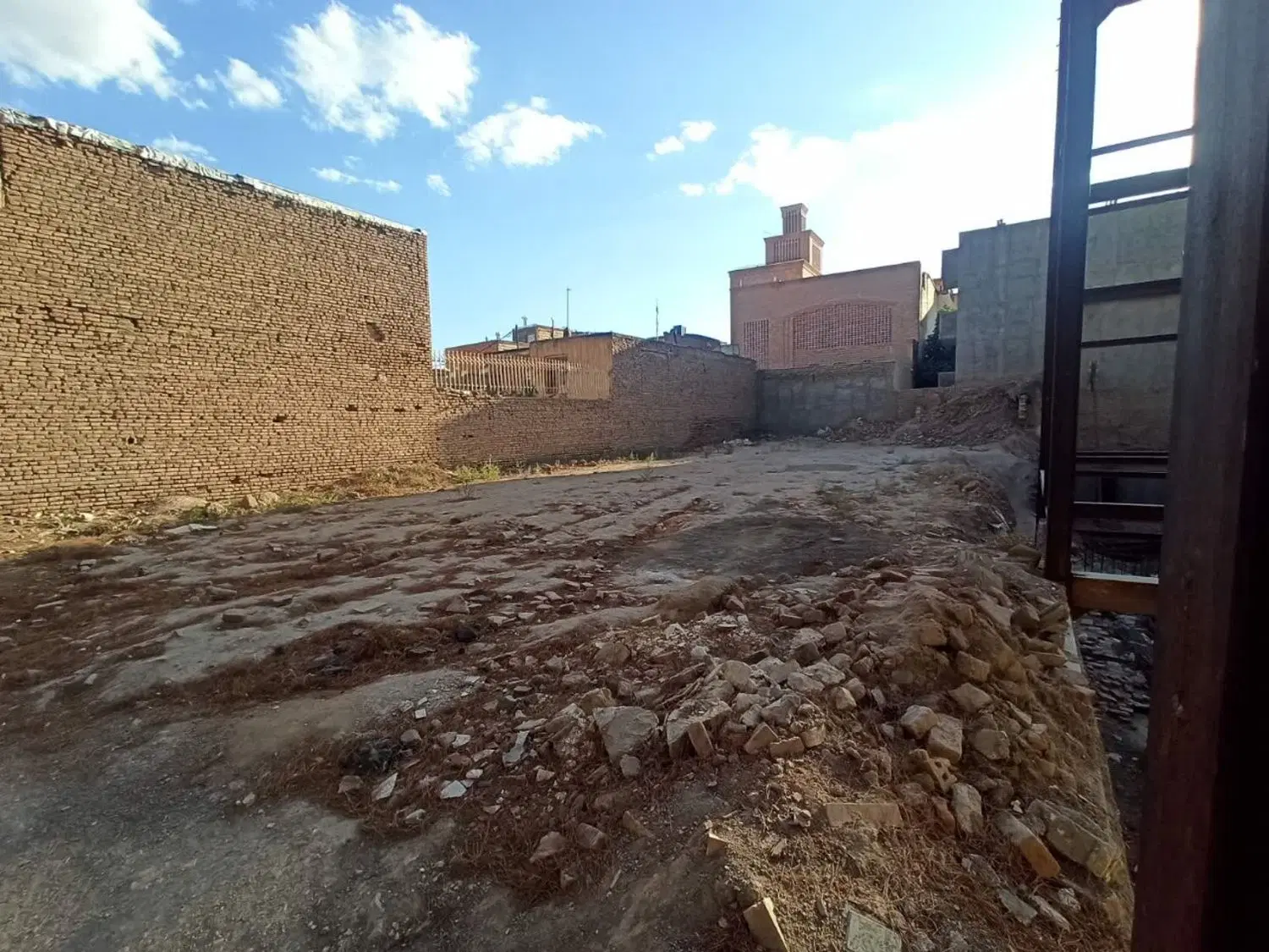 زمین حاشیه خیابان قائم