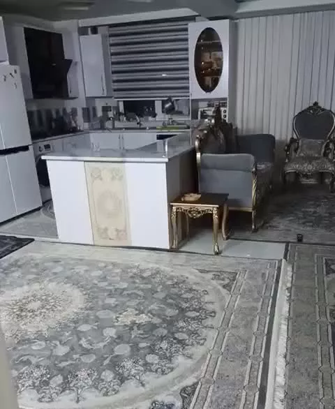 هم‌خونه خانم میخوام