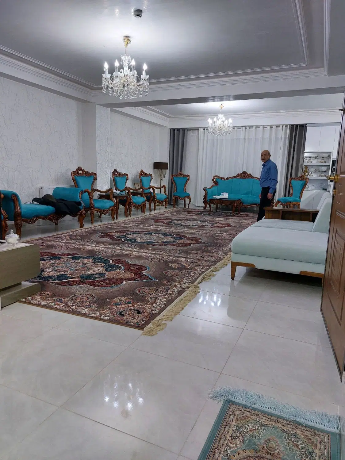 حیاط ویلایی شخصی ساز یک پیلوت دو طبقه در اندیشه