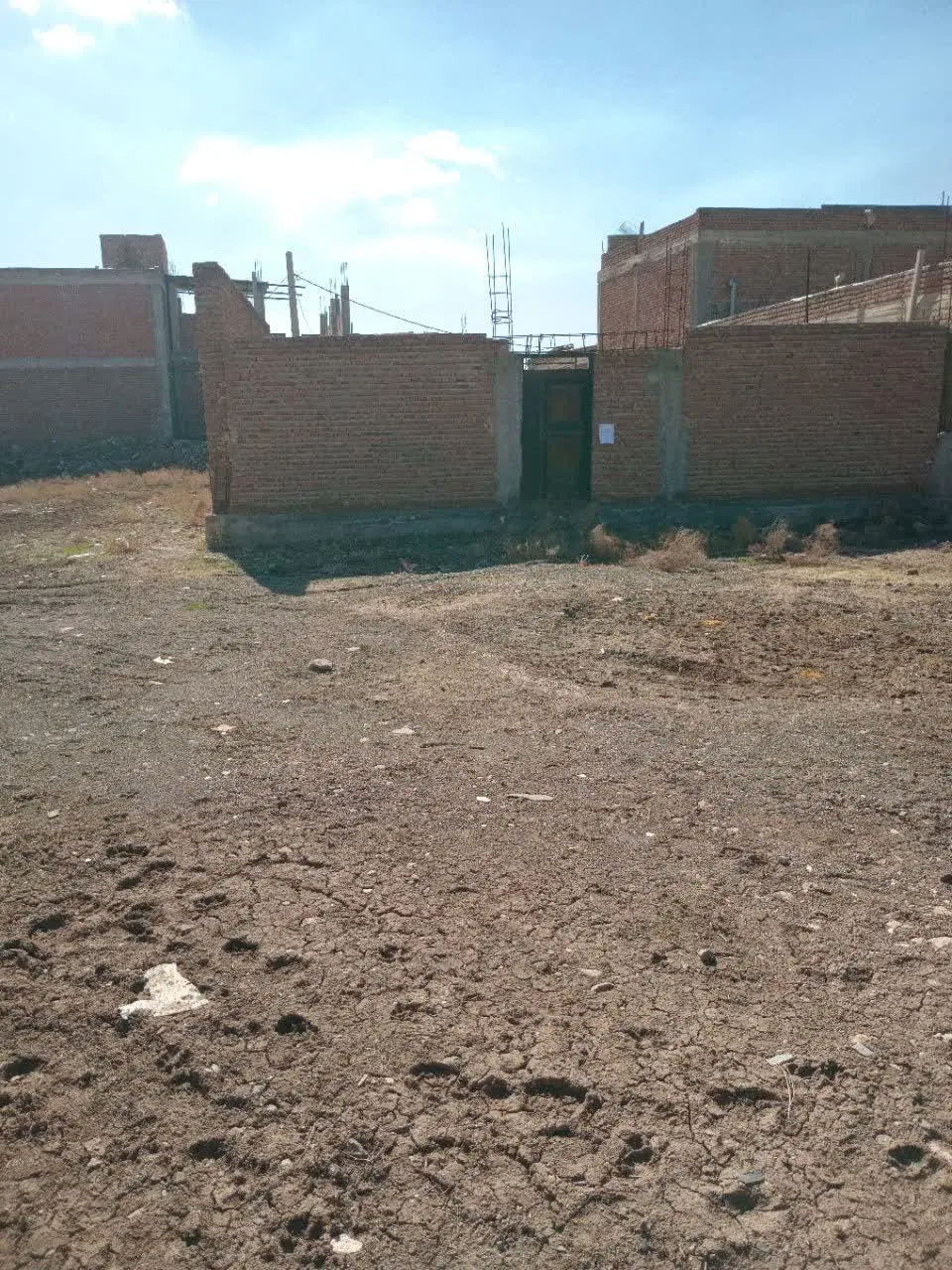 زمین ۴ دیواری آماده ساخت