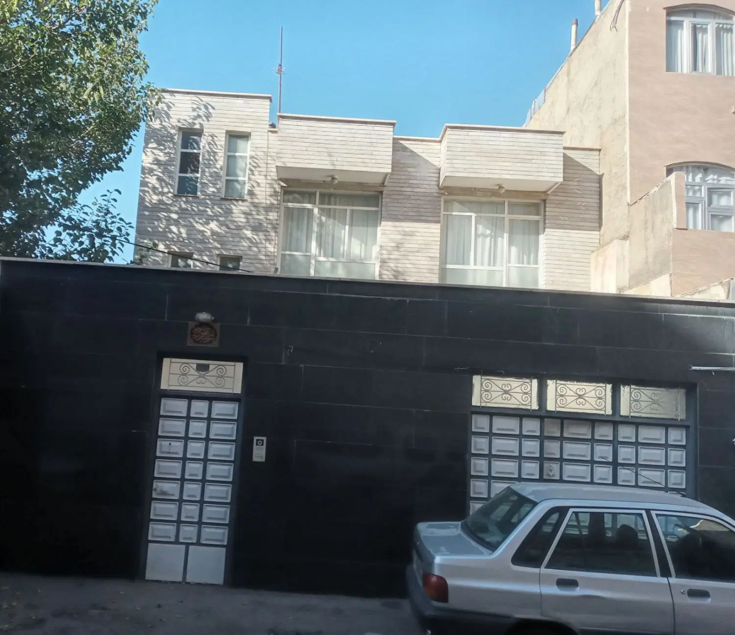 حیاط مسکونی دو طبقه