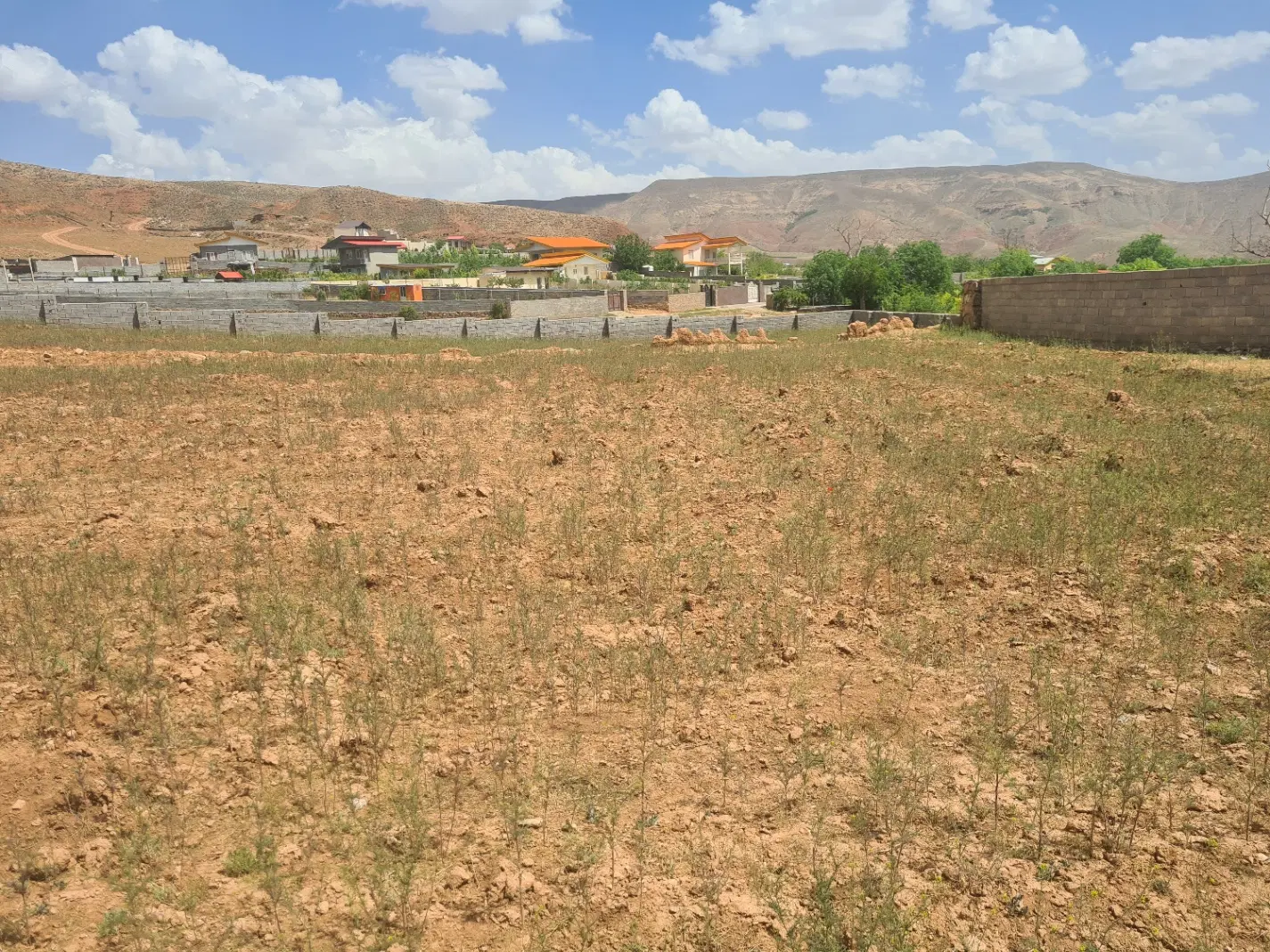 باغچه سنددار ۱۳۹۰ متر دیوارکشی