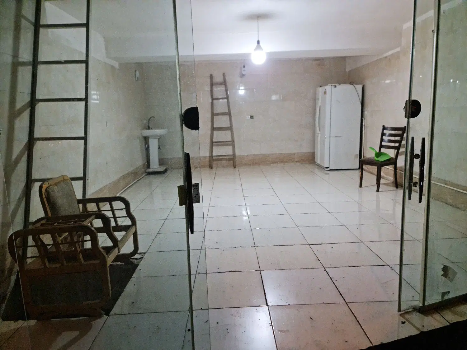 اجاره مغازه ۳۵ متری دارای بالکن و زیرزمین