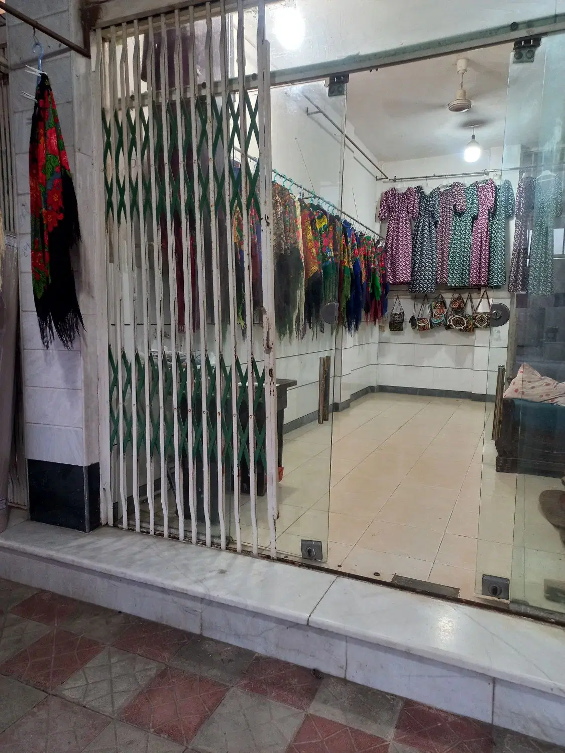 مسیر اصلی جاده اسکله _مغازه اجاره داده می‌شود