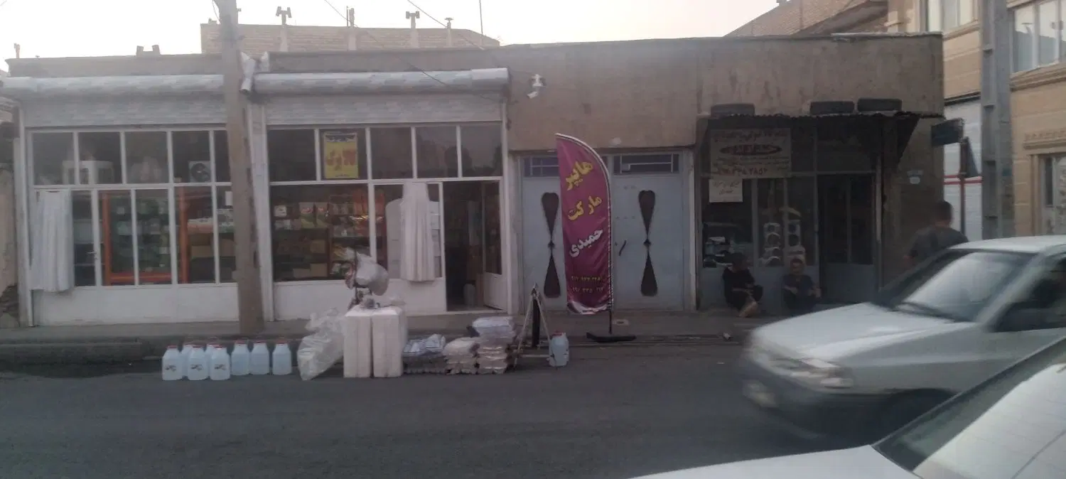 منزل مسکونی بر خیابان با ۴ مغازه دونبش