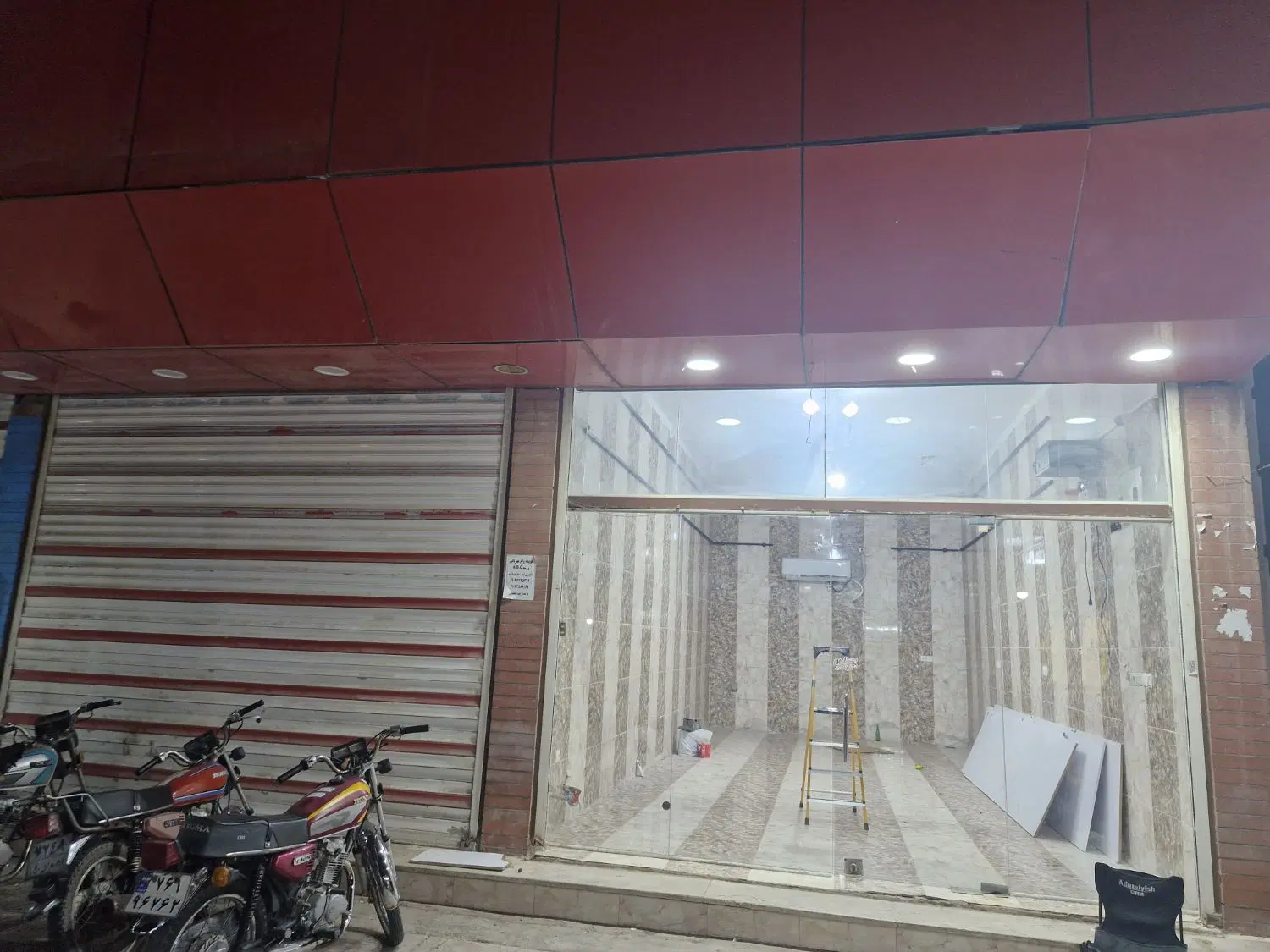 یک باب مغازه  بیرون کنز مال