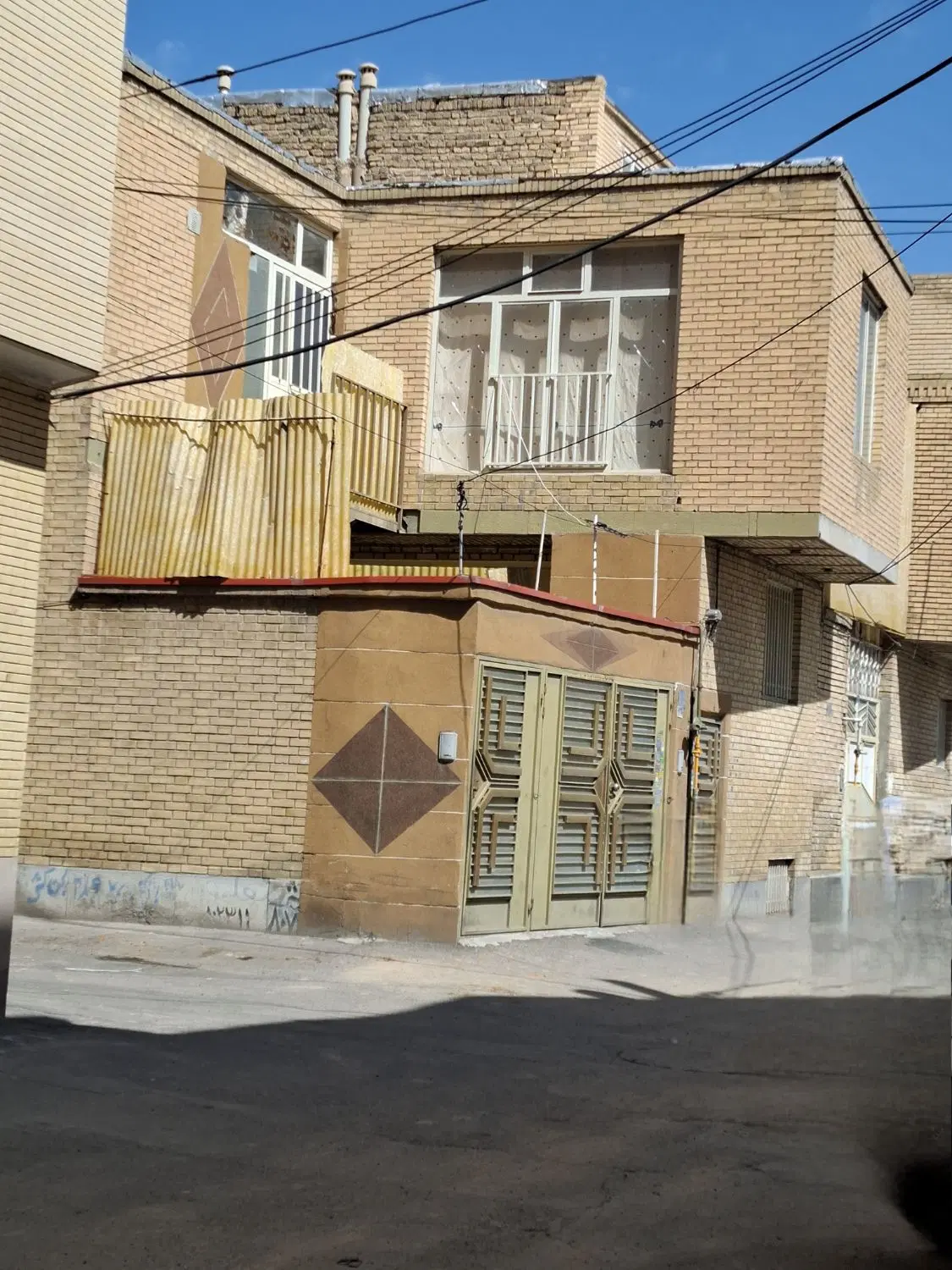 حیاط رو نبش