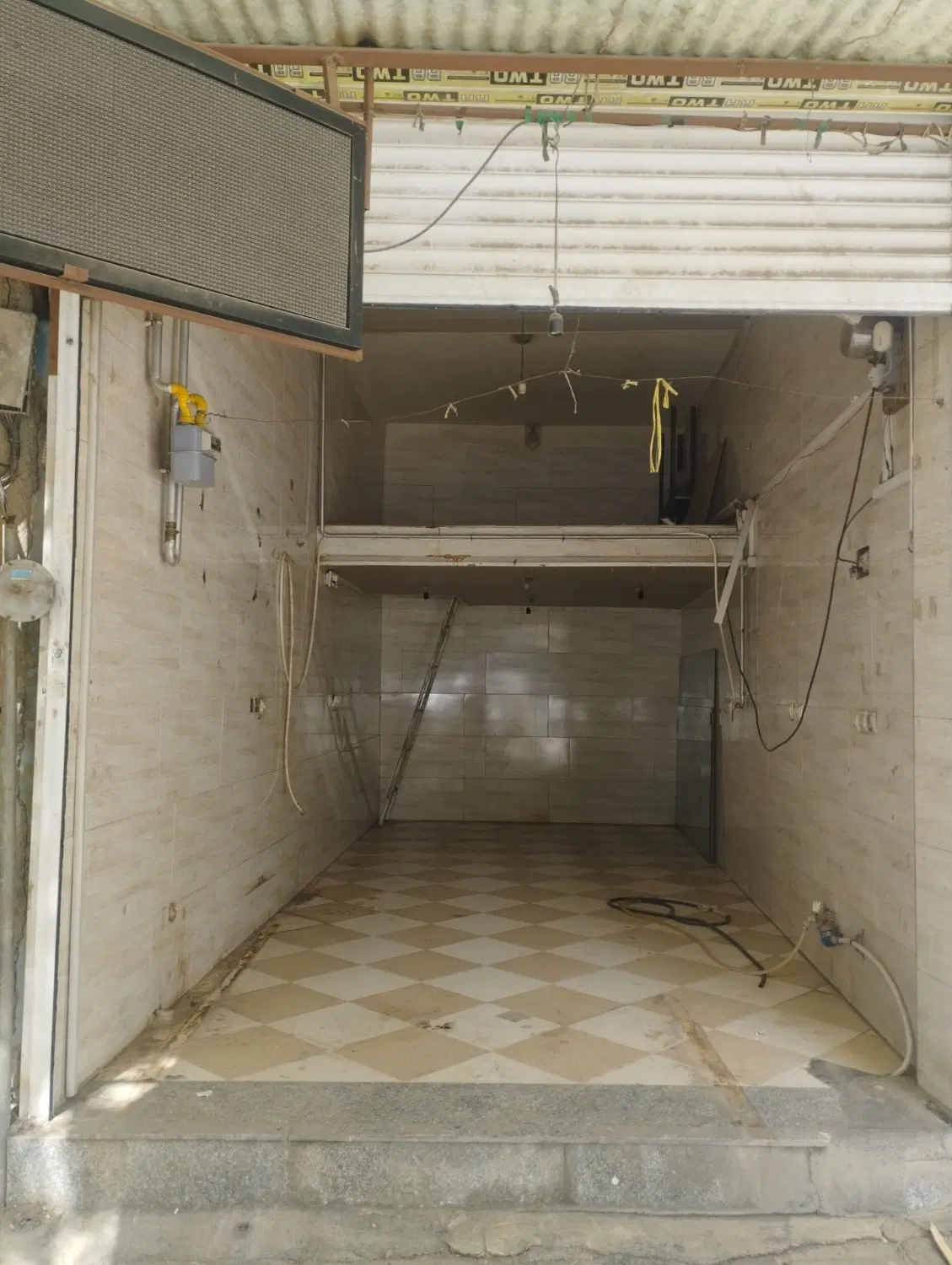 مغازه تر و تمیز ضلع جنوبی میدان سرباز