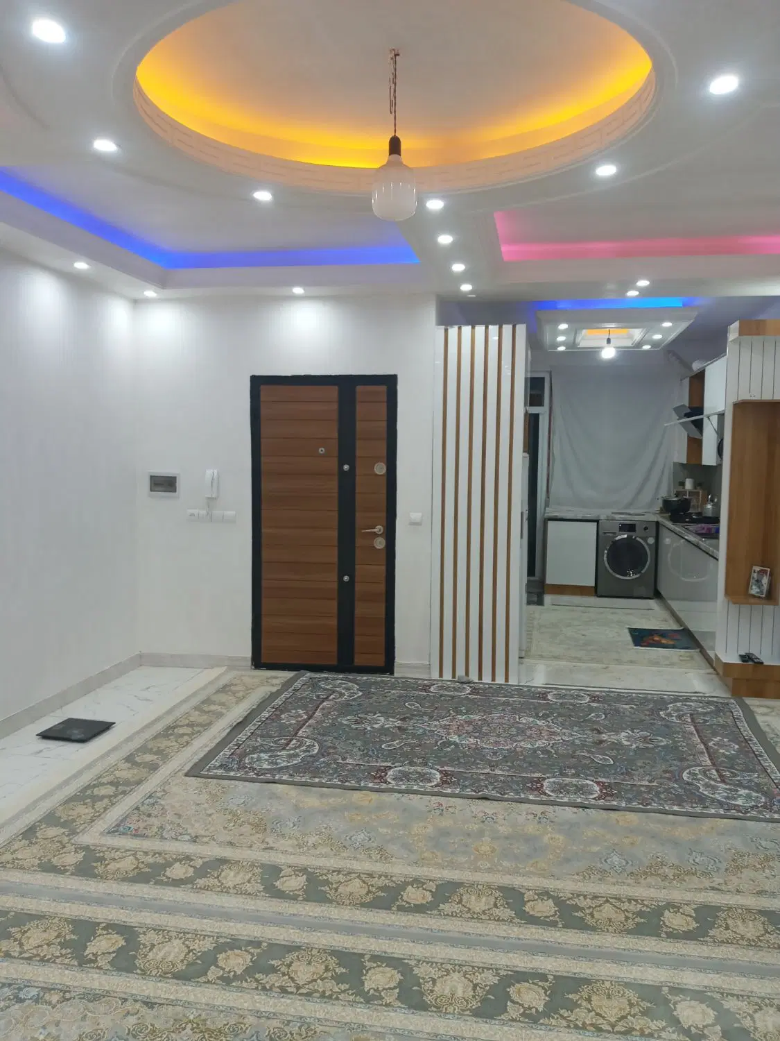 واحدطبقه دوم طبقه آخربابهارخواب باسرویس حمام اضاف