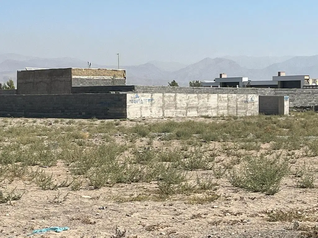 زمین چهار دیواری قدیمی