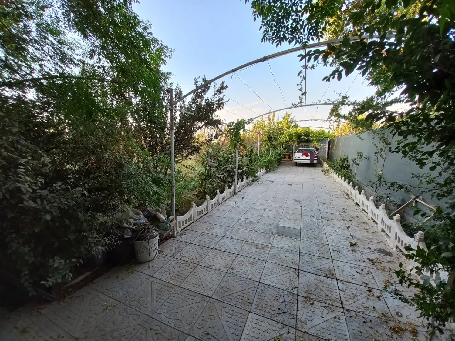باغچه با استخر و امکانات با درختان میوه