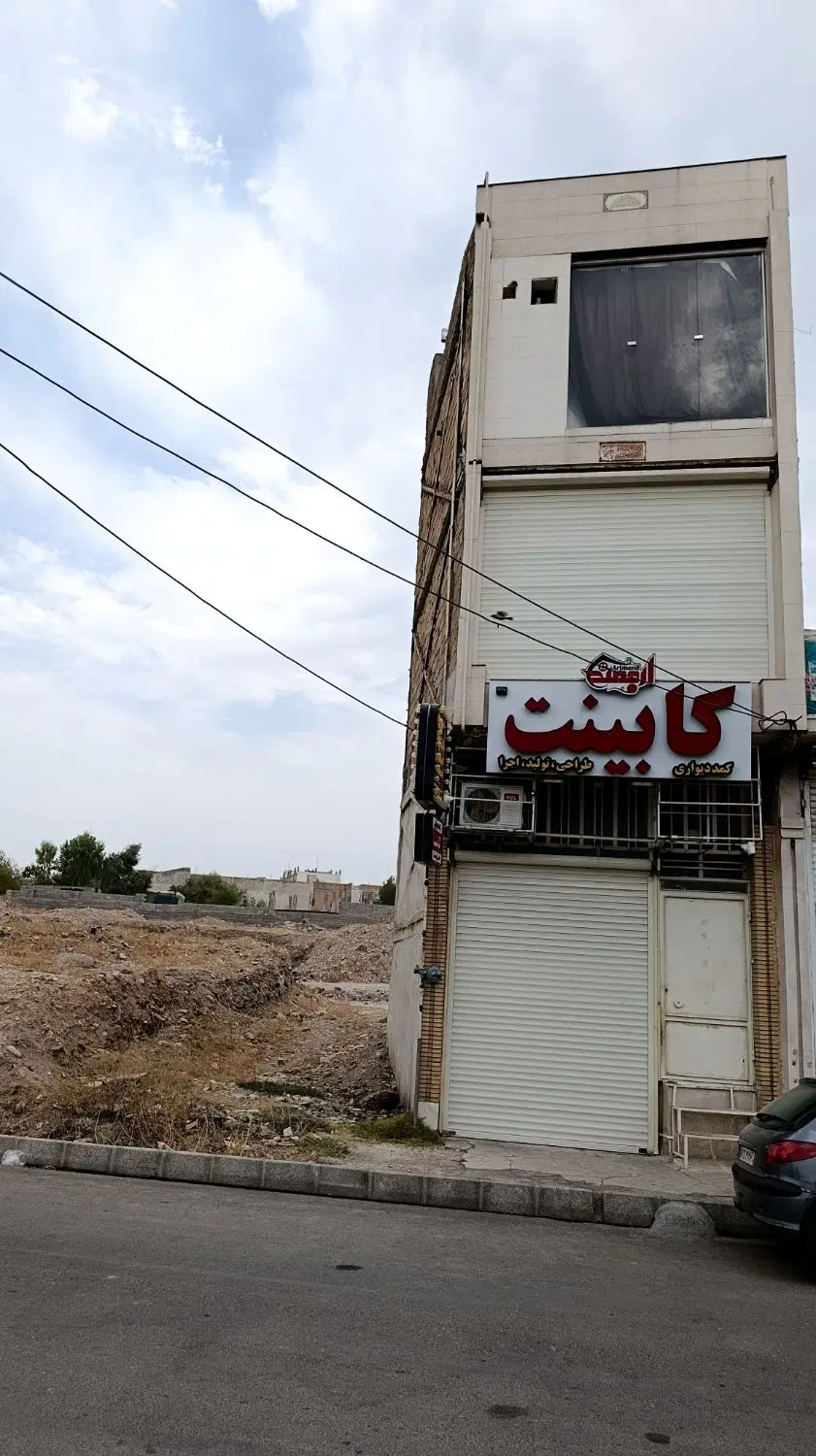 فروش طبقه دوم(اولی از بالا)
