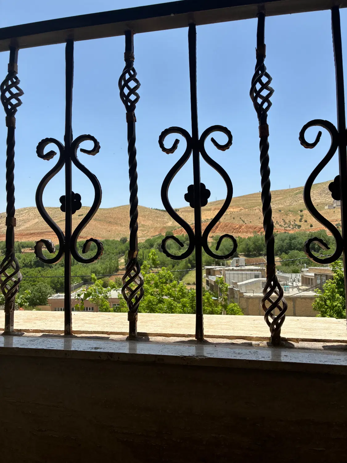 زمین زیر تل