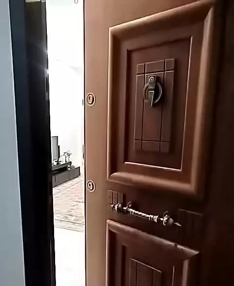 آپارتمان ۹۰ متری دو خواب چسبیده به مترو