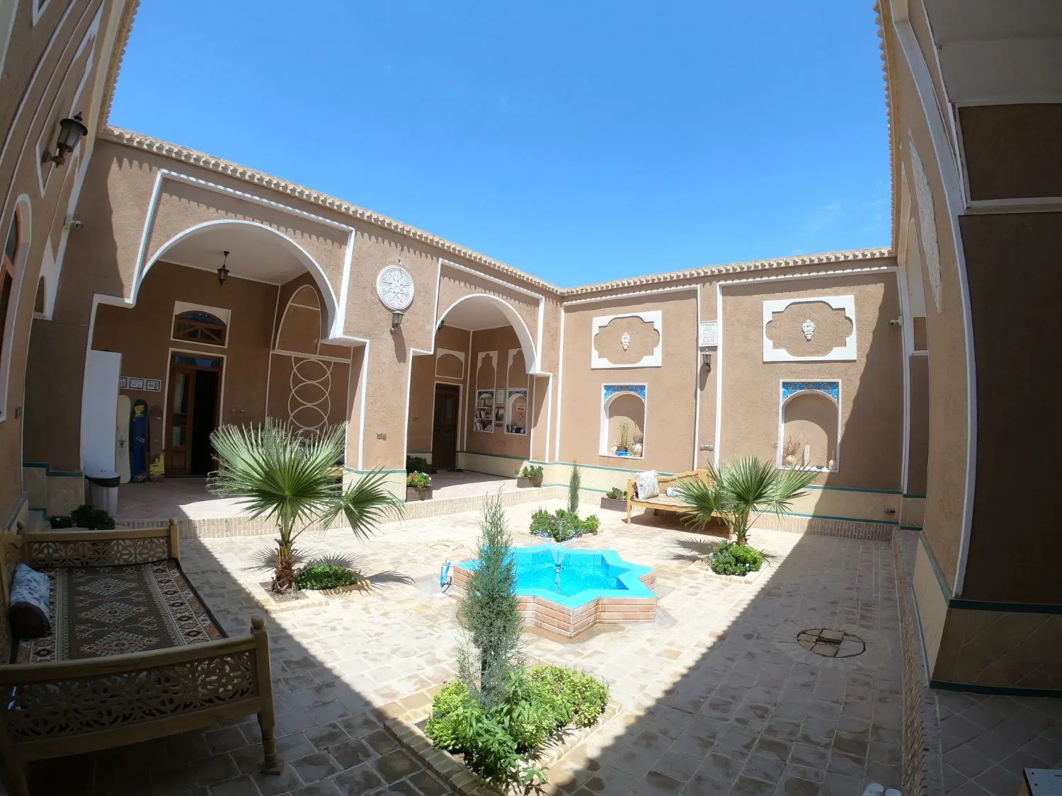 کویر ورزنه، اقامت در عمارت سنتی در حاشیه کویر زیبا