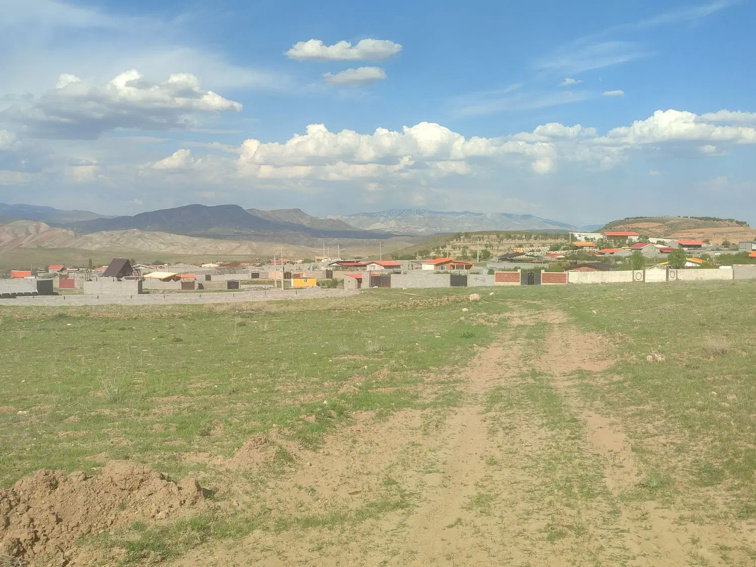 قطعه ویلایی 300متری با برق نزدیک آسفالت زین آباد