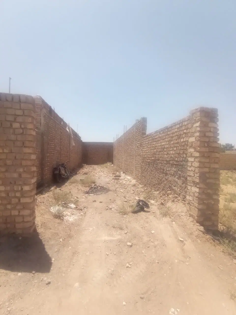 زمین چهار دیواری شناژ بندی شده