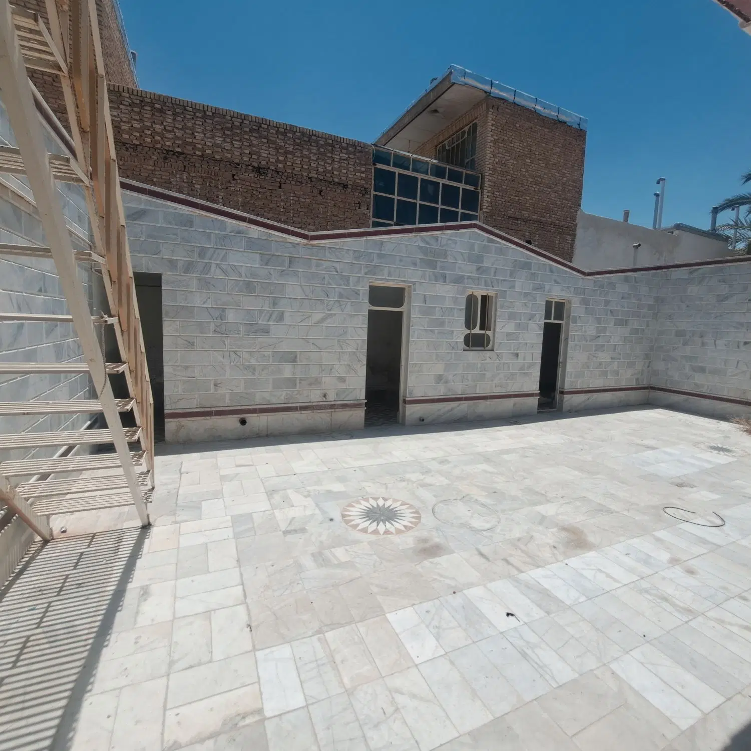 فروش منزل مسکونی  درب ساختمان
