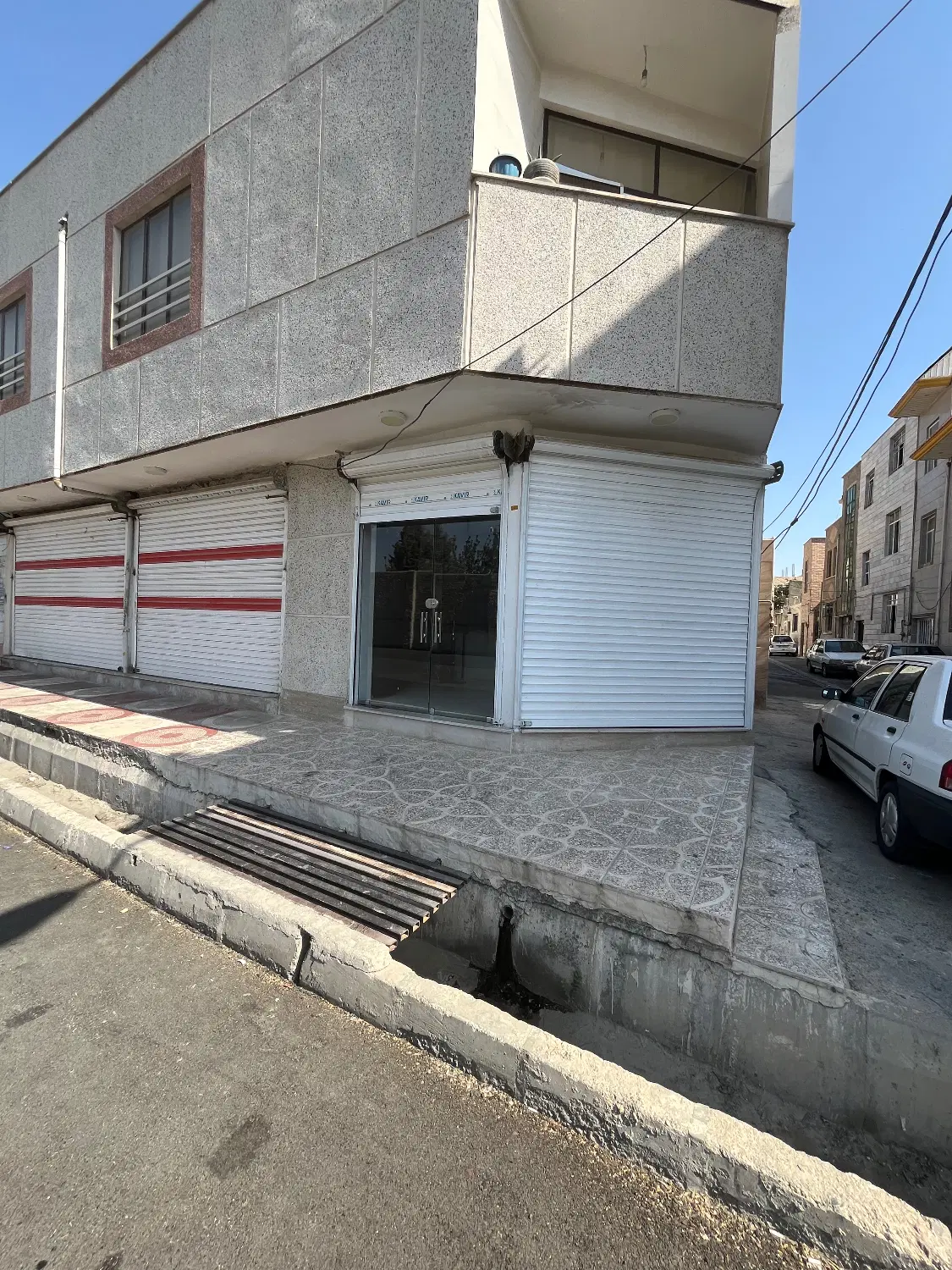 ۱۰۰ متر زمین _۸۰متر مسکونی_ ۷۵ متر تجاری _ بر اصلی