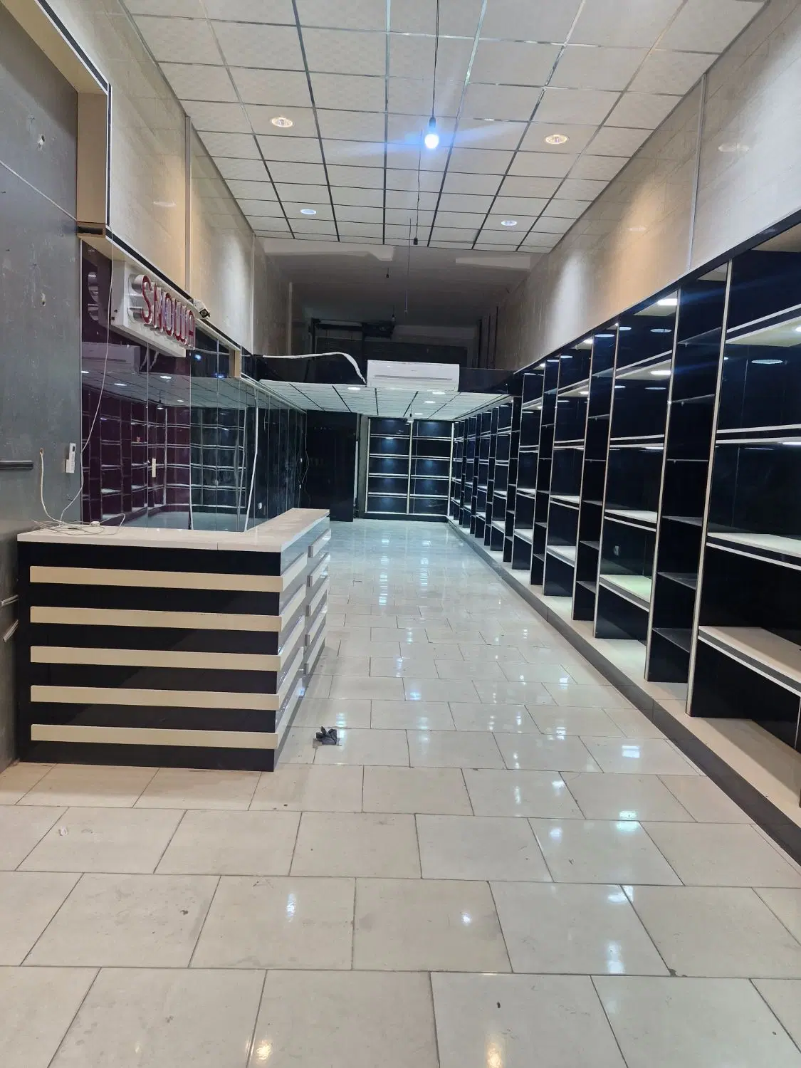 فروش یک واحد تجاری 90 متر کف 40 متر بالکن