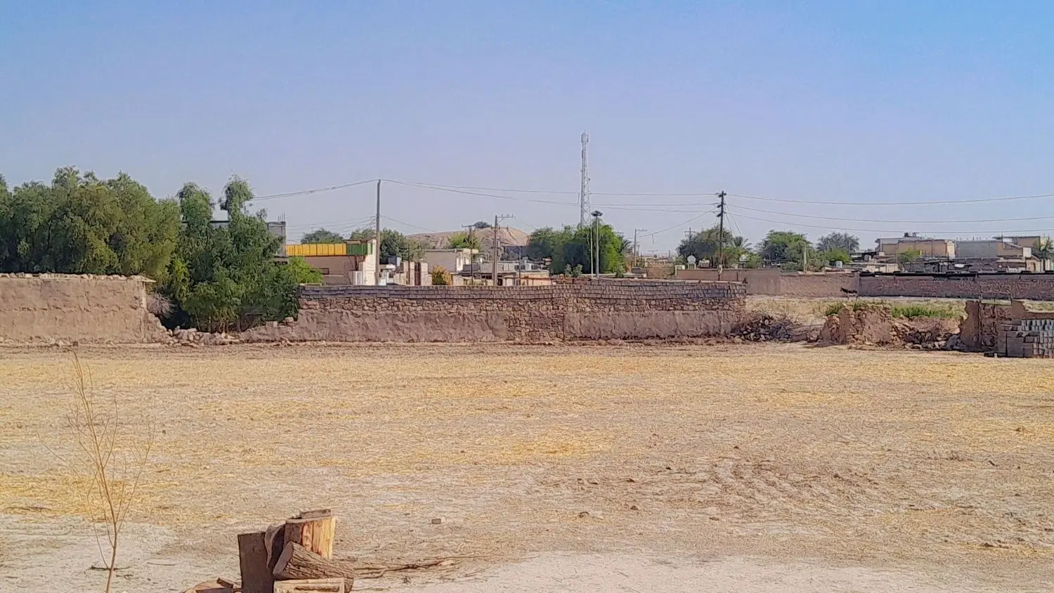 زمین در گلگیر
