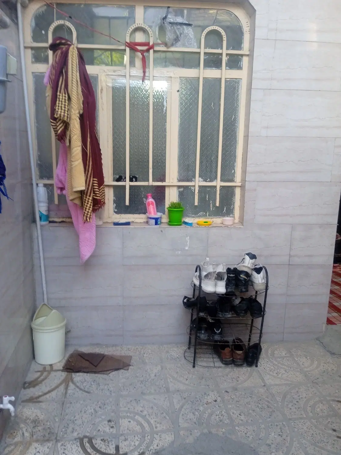 یک باب منزل مسکونی دربست