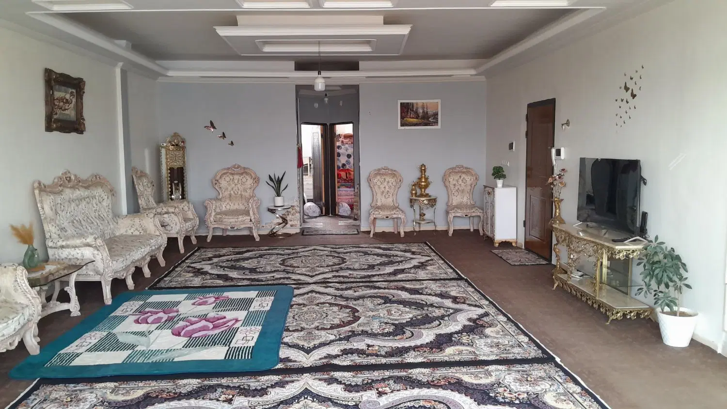 حیاط آپارتمان در پاسداران حیدرآباد دوخوابه