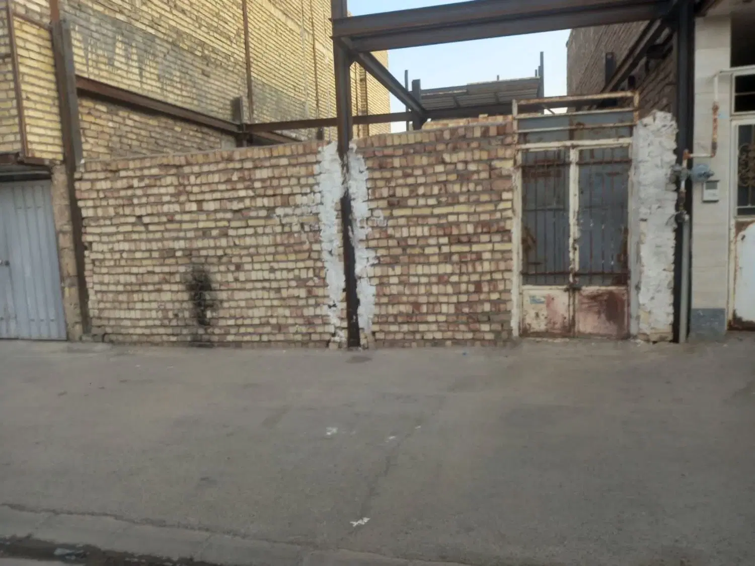 خانه نیمه کاره در عباس آباد