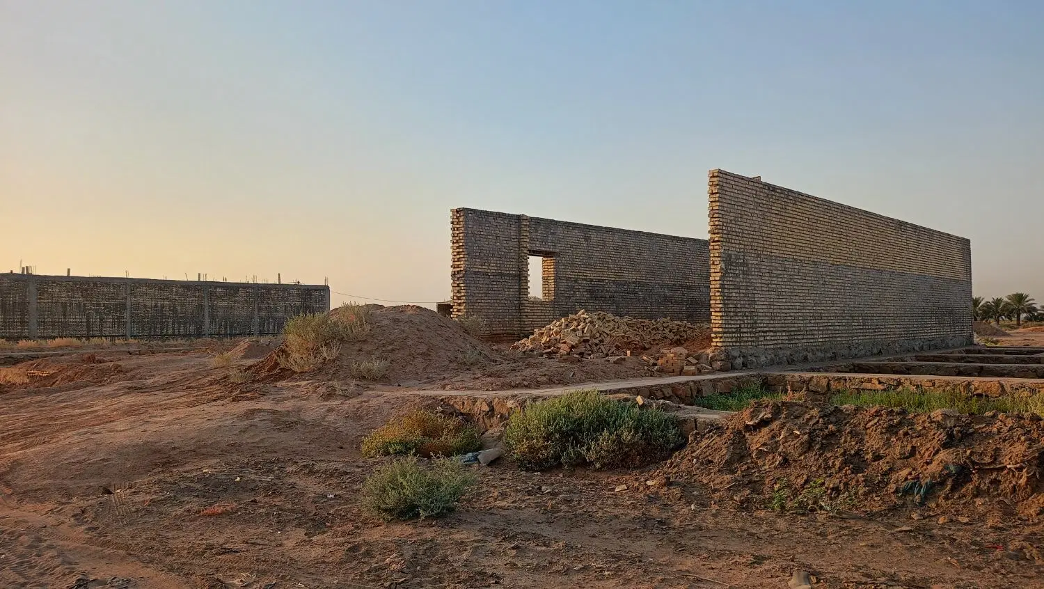 خانه نیمه کاره وزمین