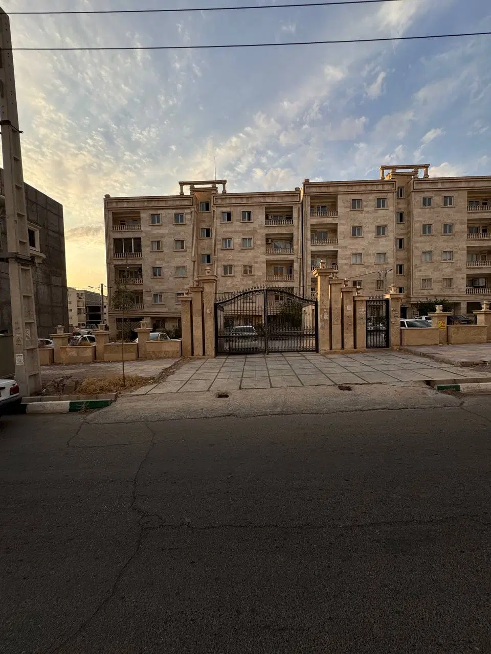 اپارتمان ۱۲۰متری خام در شهر پرند