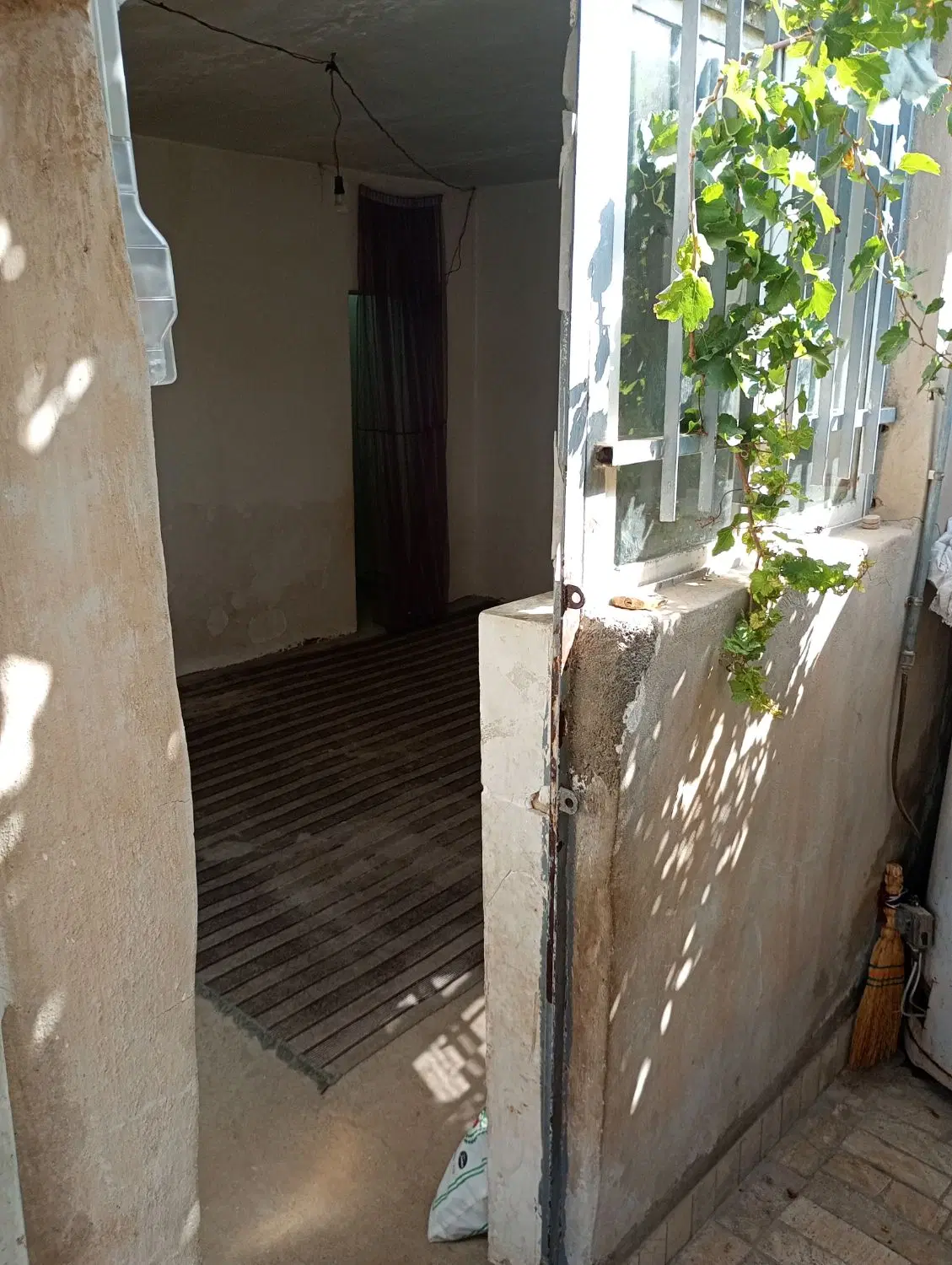خانه حیاط دار دربستی با کمی وسایل زندگی