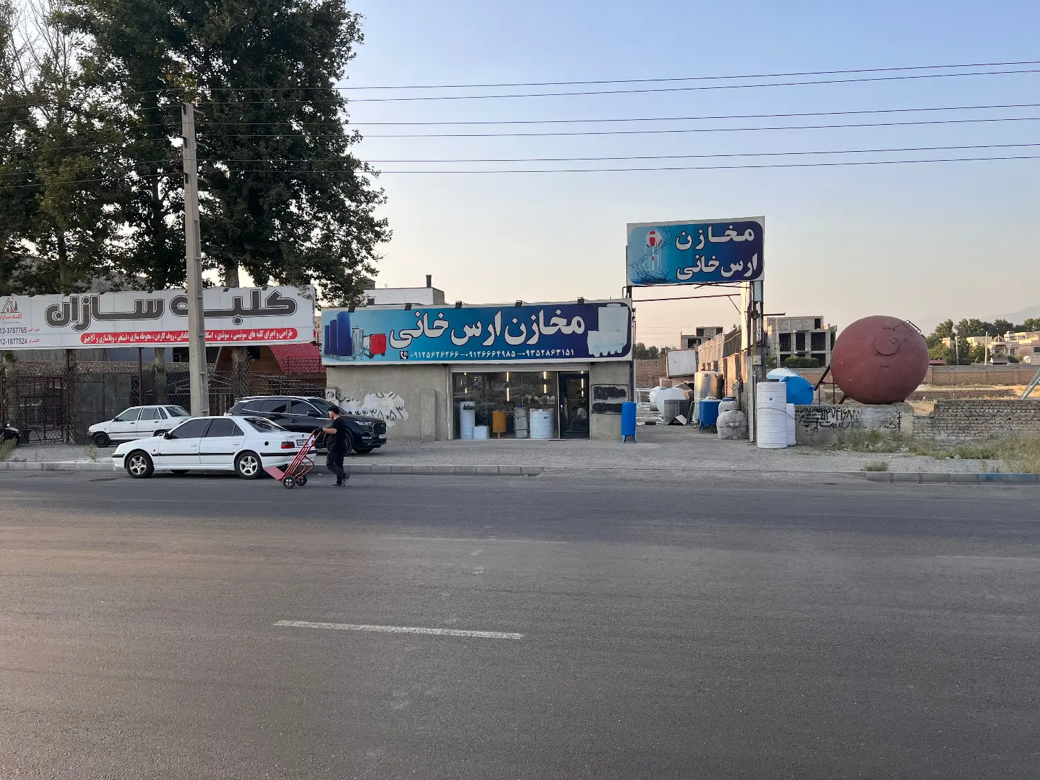 زمین چهار دیواری برجاده
