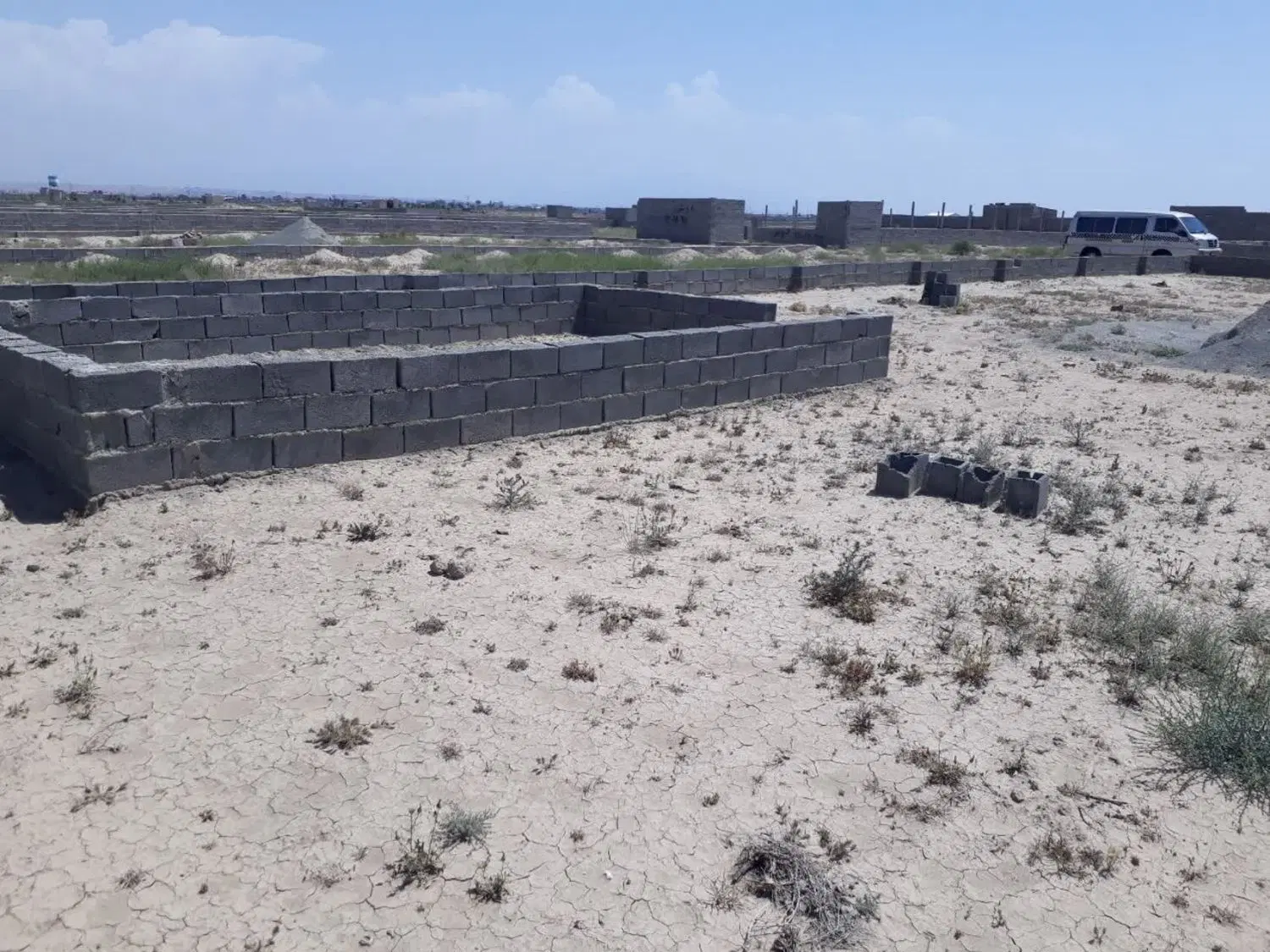 زمین چهار دیواری شده