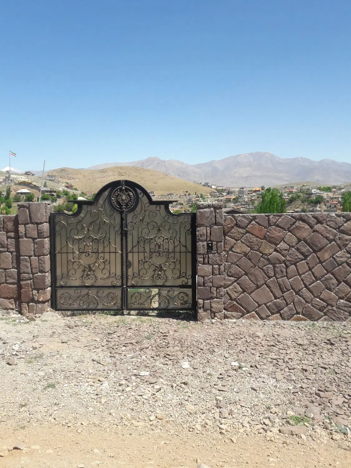 وادان ۳۰۲_۵دارای دیوارسنگ قرمز