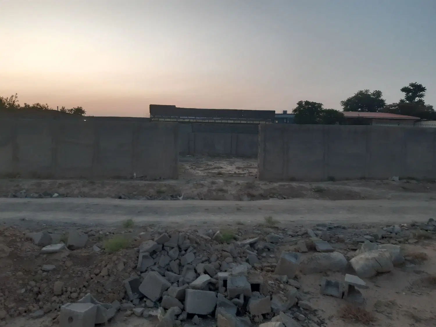 چهار دیواری کبود گنبد