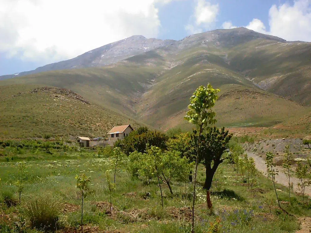 زمین کوهستان و سرچشمه خانه میران