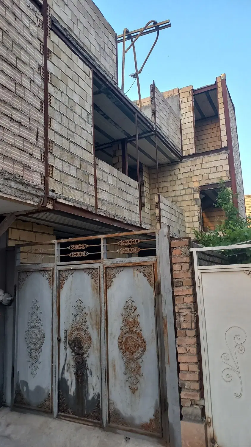 ۲‌ طبقه‌ نیمه‌کاره‌ ۲۲۰‌ متربنا