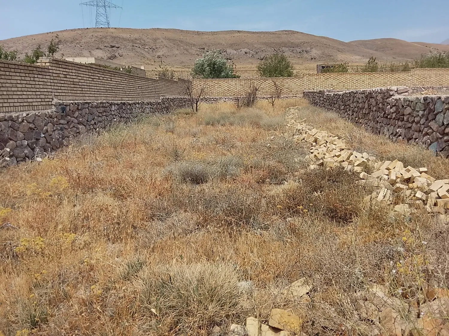 ۳۰۰متر زمین دور دیوار شده