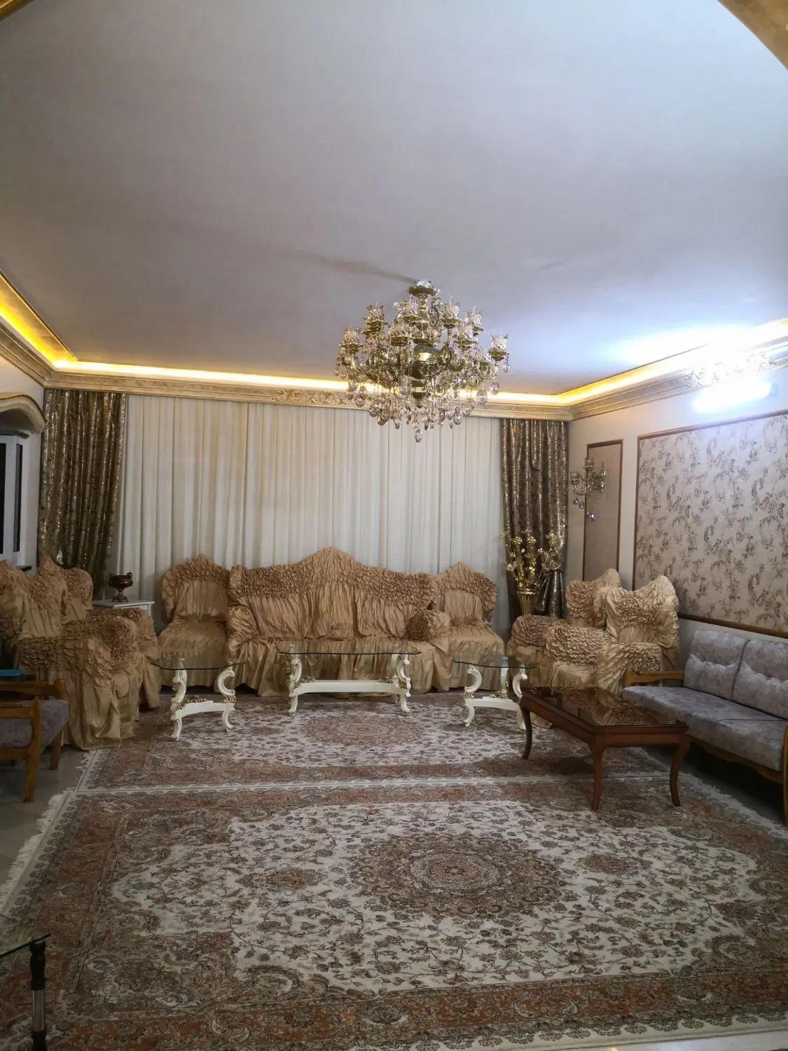 آپارتمان 130مترسه خواب تک واحد لادن وکیل آباد