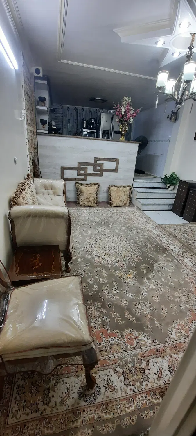 ۵۰ متری با پارکینگ و بالکن و حیاط خلوت ۱۰ متری