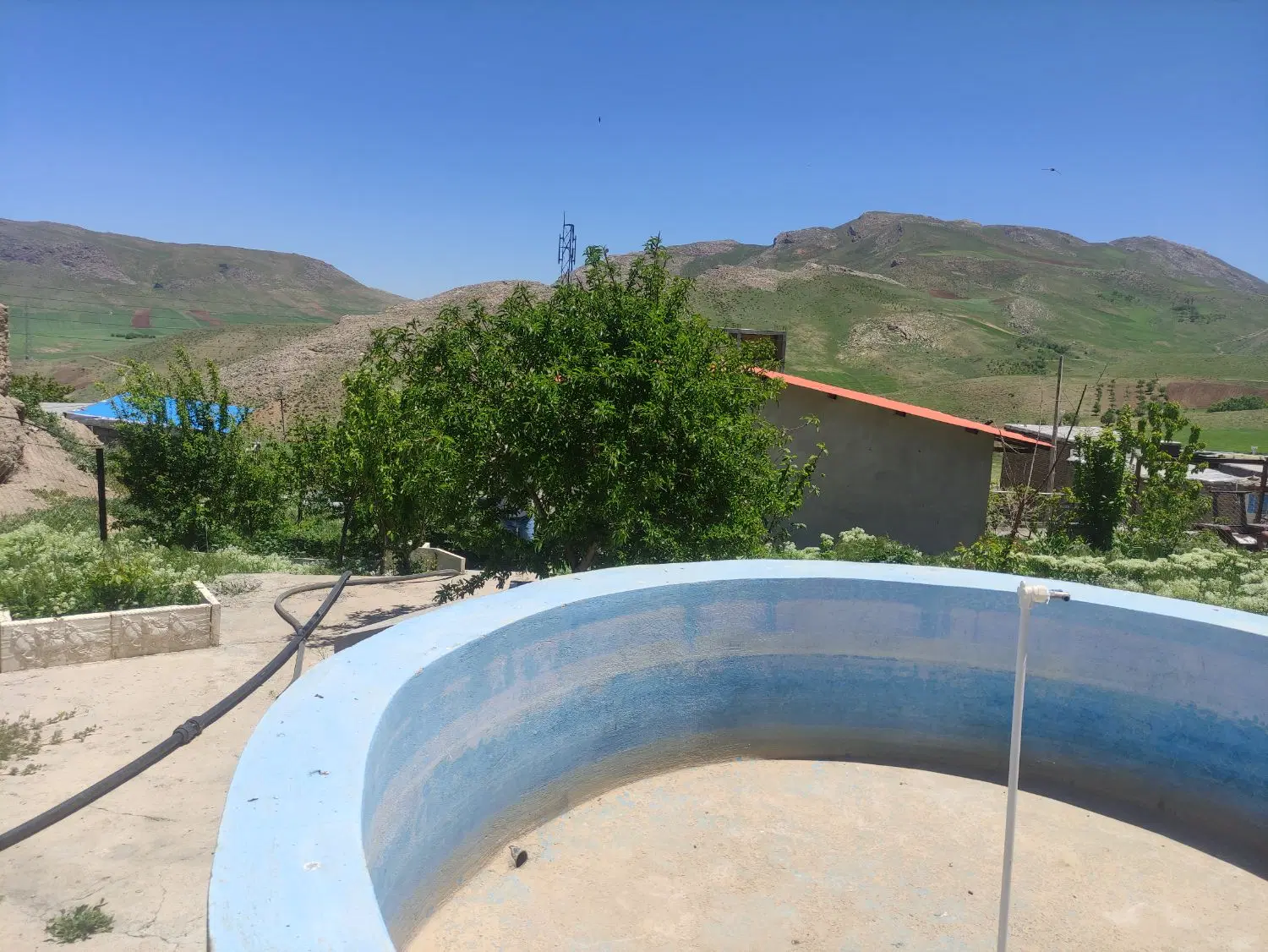 خانه وباغچه روستا
