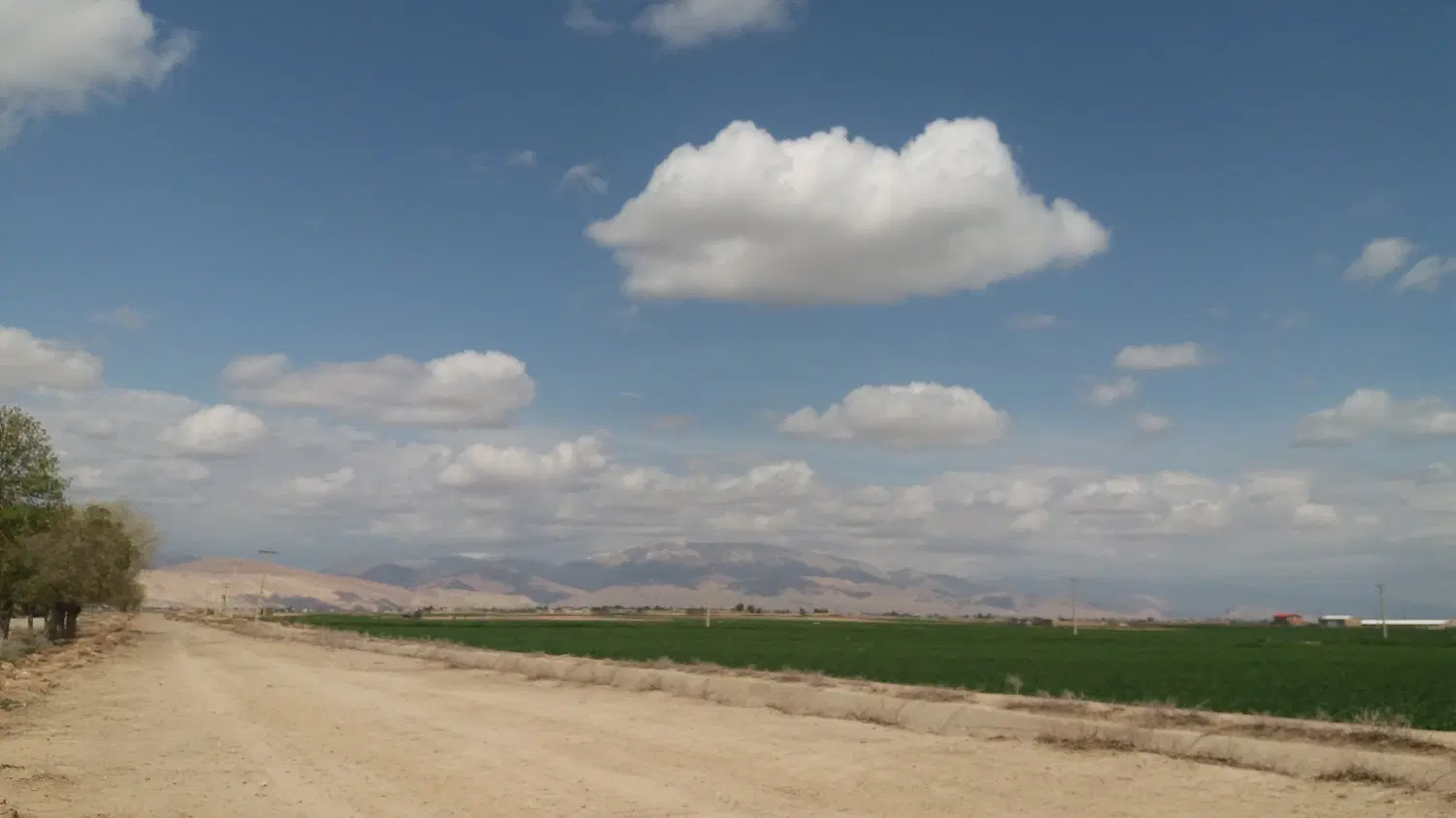 زمین بر خیابان اصلی منگر‌روبروی مسجد