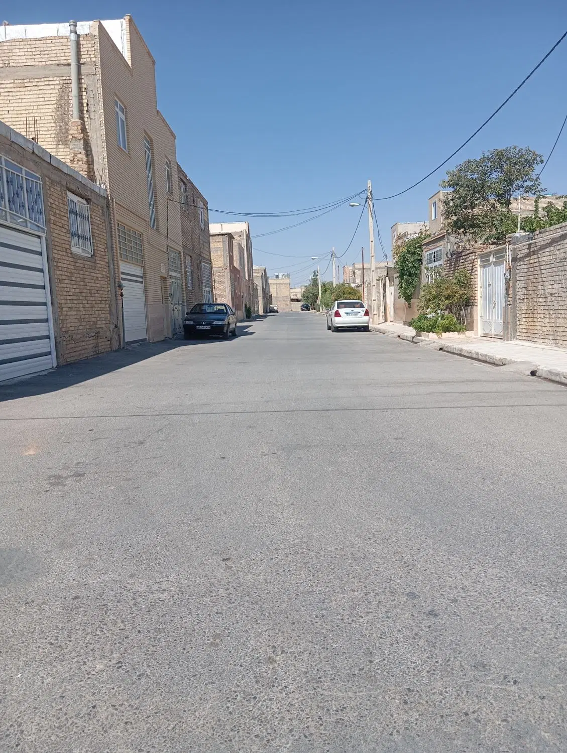 زمین ۲۰۰متری در از حیاط