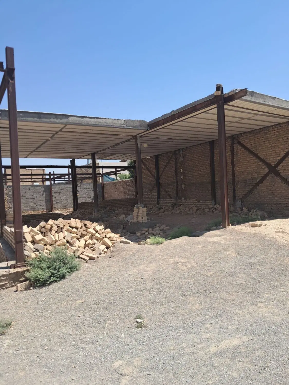 خانه مسکونی نیمه کاره (علی آباد باغخواص)