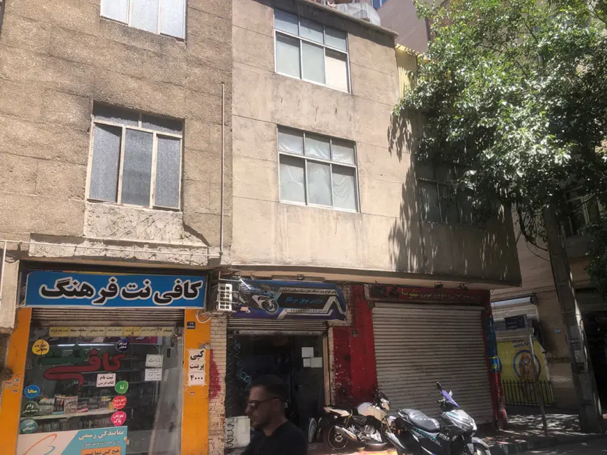 ملک  ۸۰ متری دونبش تجاری و مسکونی در مهمان نوازان