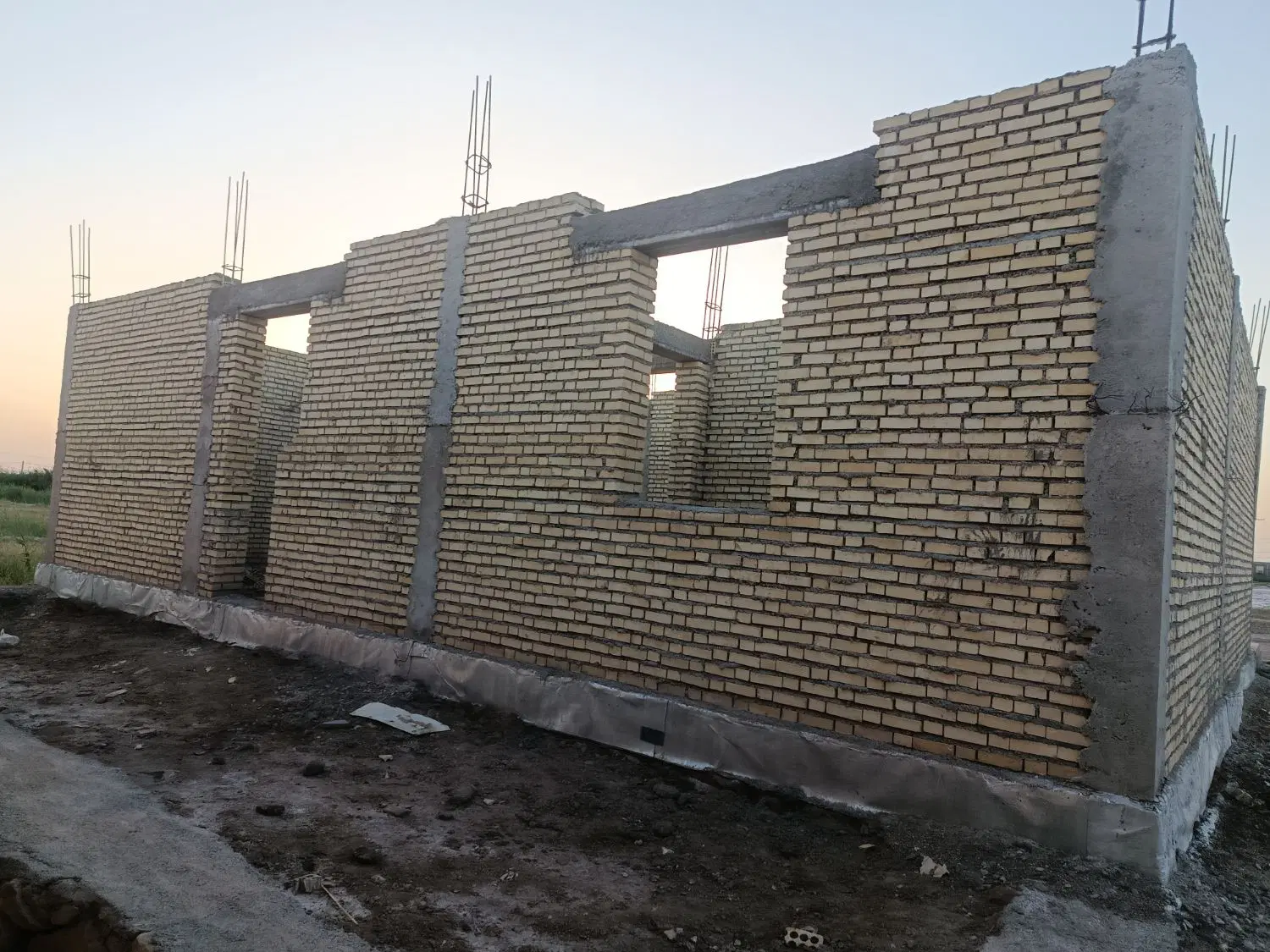 فروش منزل نیمه ساخته همراه زمین مجاور