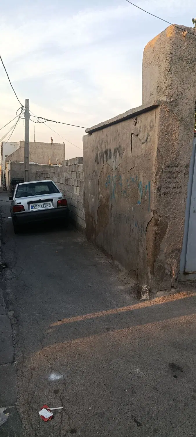 حصار زمین مسکونی سه بر متراژ ۱۲۴ متر سند شش دانگ