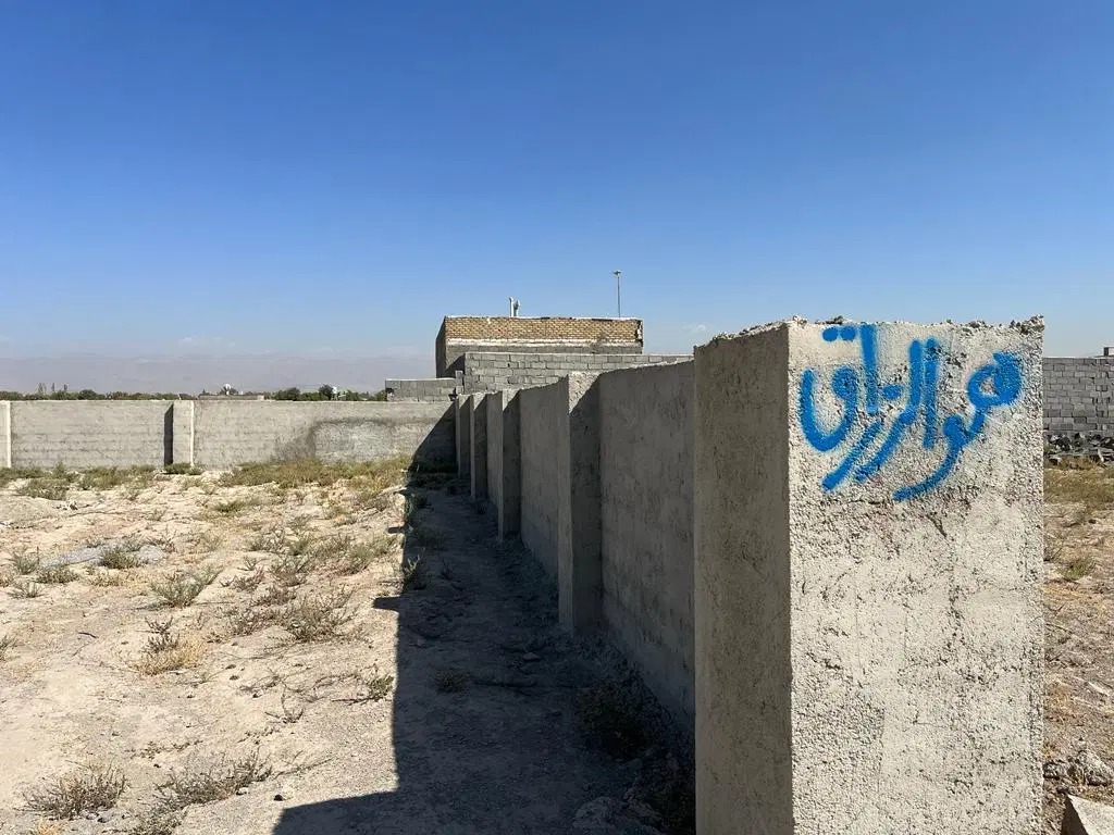 زمین چهار دیواری قدیمی