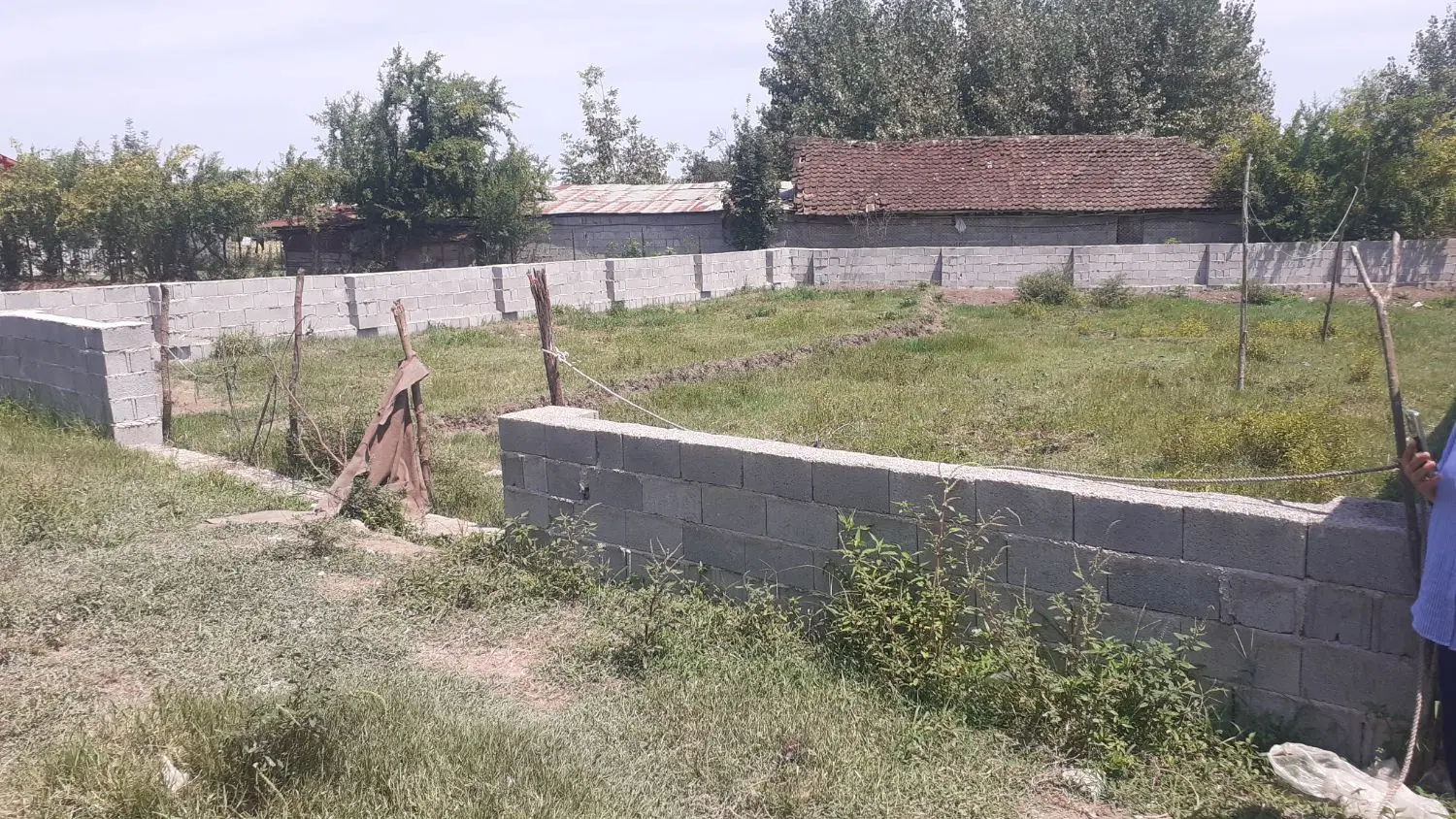 زمین مسکونی کوهپایه ای دور دیوار شده